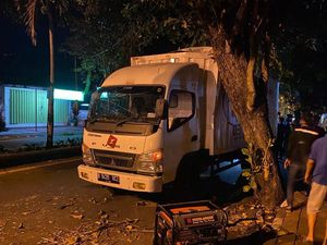 Kaget Hindari Mobil, Truk Ekspedisi Seruduk Pohon di Karangasem