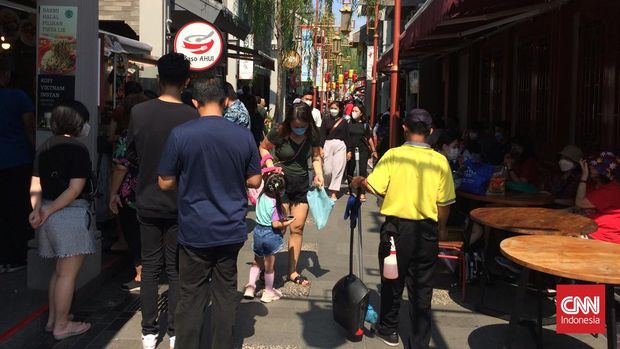 Pantjoran Chinatown atau Pantjoran Pantai Indah Kapuk (PIK), Jakarta, ramai dikunjungi pada libur lebaran 2022, Kamis (5/5).