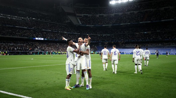 MADRID, SPAIN - MAY 04: Karim Benzema of Real Madrid celebrates after scoring their sides third goal with Vinicius Junior during the UEFA Champions League Semi Final Leg Two match between Real Madrid and Manchester City at Estadio Santiago Bernabeu on May 04, 2022 in Madrid, Spain. (Photo by Gonzalo Arroyo Moreno/Getty Images)
