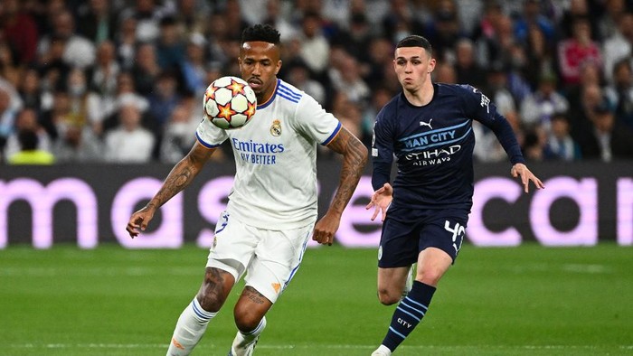 Real Madrids Brazilian defender Eder Militao fights for the ball with Manchester Citys English midfielder Phil Foden during the UEFA Champions League semi-final second leg football match between Real Madrid CF and Manchester City at the Santiago Bernabeu stadium in Madrid on May 4, 2022. (Photo by GABRIEL BOUYS / AFP)