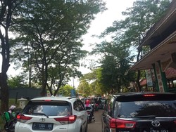 Pengunjung Protes Banyak Kendaraan Parkir di Pinggir Jalan TMII: Bikin Macet