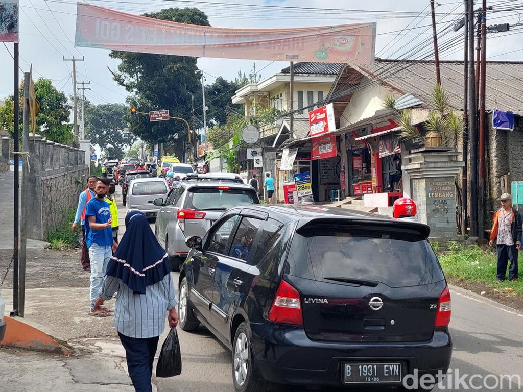 Mau Piknik di Lembang, Wisatawan Malah Terjebak Macet 2 Jam di Jalur Tikus