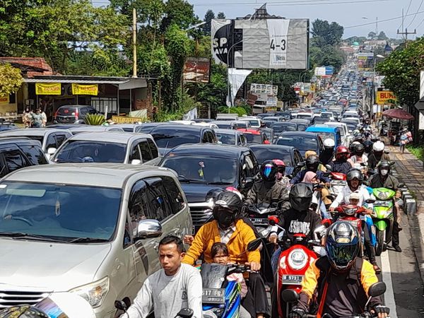 Penampakan Macet di Puncak Saat Libur Lebaran Siang Ini