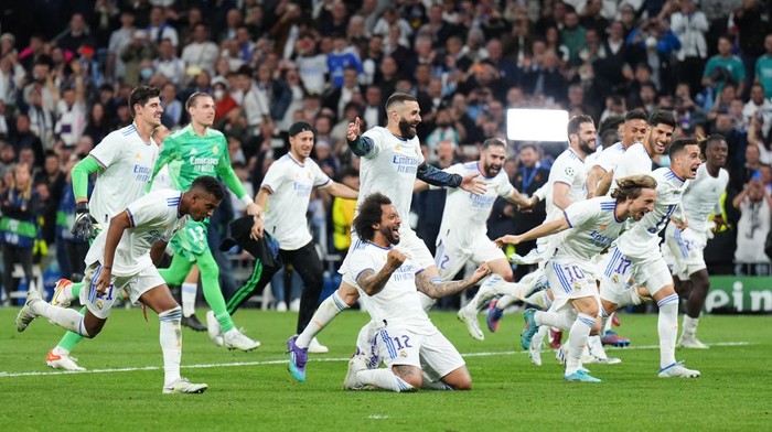 MADRID, SPAIN - MAY 04: Real Madrid celebrate their sides victory and progression to the UEFA Champions League Final after the UEFA Champions League Semi Final Leg Two match between Real Madrid and Manchester City at Estadio Santiago Bernabeu on May 04, 2022 in Madrid, Spain. (Photo by Angel Martinez/Getty Images)