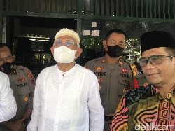 Snapshots: Momen Silaturahmi Menko Mahfud Md Sowan Gus Mus di Leteh