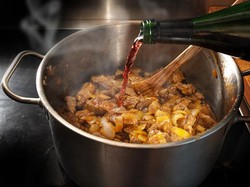 Benarkah Alkohol Menguap Saat Dimasak hingga Tidak Bersisa?