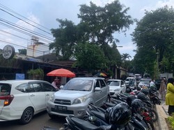 Mobil-Motor Parkir di Bahu Jalan, Lalin Tebet Eco Park Macet