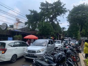 Mobil-Motor Parkir di Bahu Jalan, Lalin Tebet Eco Park Macet Mobil-Motor Parkir di Bahu Jalan, Lalin Tebet Eco Park Macet