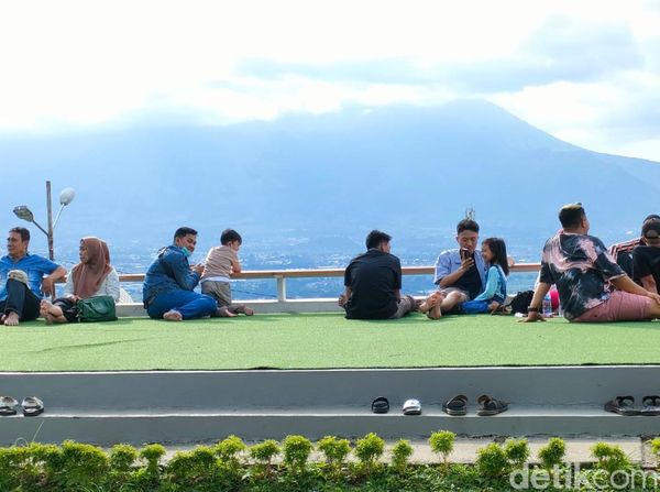 Ngopi Kalem Sambil Nikmati Pemandangan Kota Garut di Kafe Baru ini