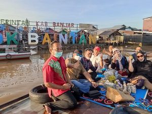 Dirjen Bina Pemdes Dorong Kemajuan Wisata Pasar Apung Desa Lok Baintan Dirjen Bina Pemdes Dorong Kemajuan Wisata Pasar Apung Desa Lok Baintan