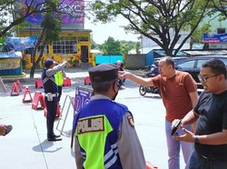 Tak Bisa Pulang karena Jalur ke Anyer Ditutup, Pemobil Adu Mulut dengan Polisi