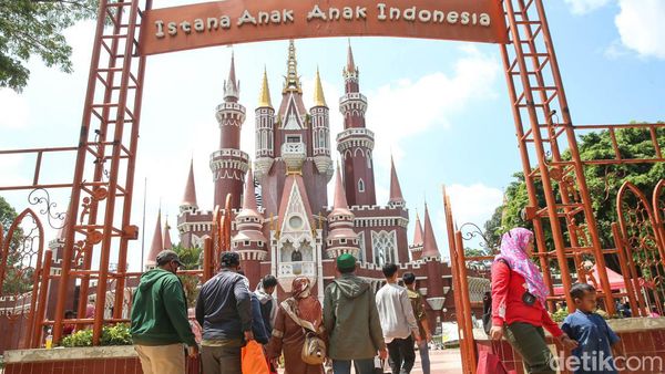 Pengunjung TMII Membludak Hari Ini