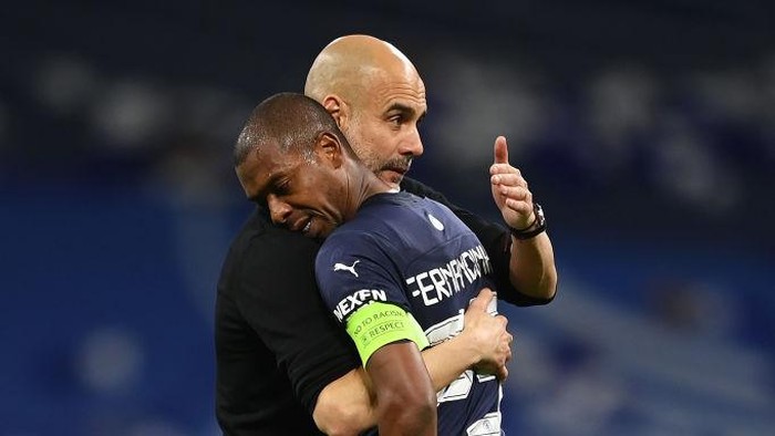 MADRID, SPAIN - MAY 04: Pep Guardiola, Manager of Manchester City consoles a dejected Fernandinho of Manchester City after defeat inthe UEFA Champions League Semi Final Leg Two match between Real Madrid and Manchester City at Estadio Santiago Bernabeu on May 04, 2022 in Madrid, Spain. (Photo by Michael Regan/Getty Images)