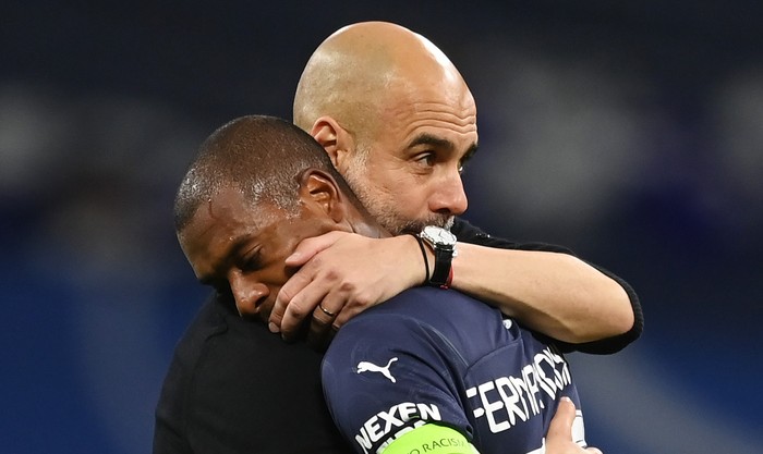 MADRID, SPAIN - MAY 04: Pep Guardiola, Manager of Manchester City consoles a dejected Fernandinho of Manchester City after defeat inthe UEFA Champions League Semi Final Leg Two match between Real Madrid and Manchester City at Estadio Santiago Bernabeu on May 04, 2022 in Madrid, Spain. (Photo by Michael Regan/Getty Images)