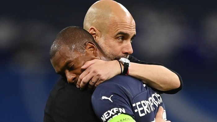 MADRID, SPAIN - MAY 04: Pep Guardiola, Manager of Manchester City consoles a dejected Fernandinho of Manchester City after defeat inthe UEFA Champions League Semi Final Leg Two match between Real Madrid and Manchester City at Estadio Santiago Bernabeu on May 04, 2022 in Madrid, Spain. (Photo by Michael Regan/Getty Images)