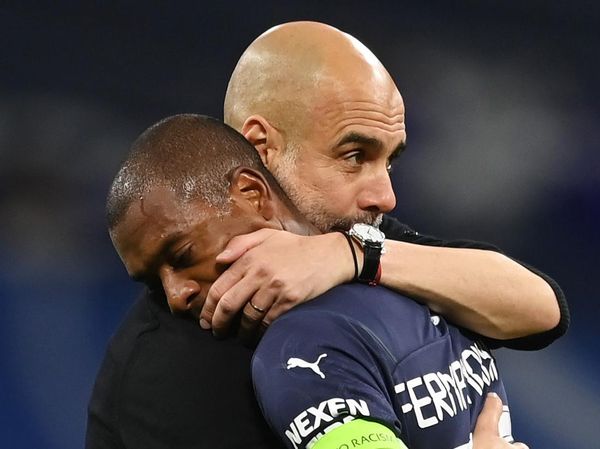 Momen Pep Guardiola Peluk-Hibur Pemain Man City