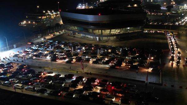 Potret Antrean Kendaraan di Dermaga Eksekutif Pelabuhan Bakauheni