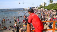 Mereka yang Bertugas Demi Keselamatan Pengunjung Pantai
