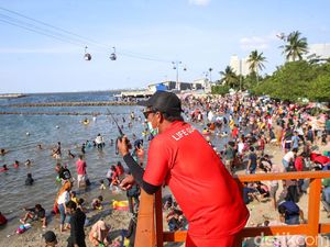 Mereka yang Bertugas Demi Keselamatan Pengunjung Pantai Mereka yang Bertugas Demi Keselamatan Pengunjung Pantai