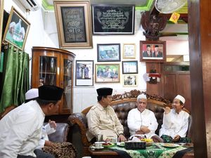 Prabowo Teteskan Air Mata Kenang Mbah Moen di Ponpes Al-Anwar Rembang