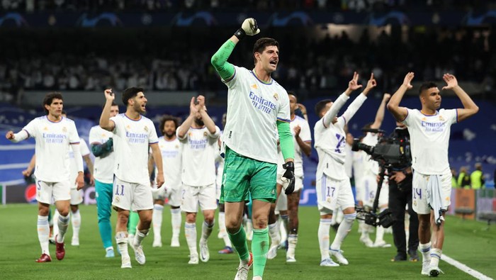 MADRID, SPAIN - MAY 04: Thibaut Courtois of Real Madrid acknowledges the fans following their sides victory and progression to the UEFA Champions League Final after the UEFA Champions League Semi Final Leg Two match between Real Madrid and Manchester City at Estadio Santiago Bernabeu on May 04, 2022 in Madrid, Spain. (Photo by Gonzalo Arroyo Moreno/Getty Images)