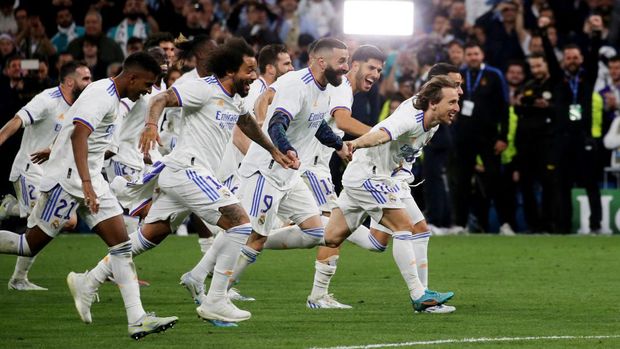Soccer Football - Champions League - Semi Final - Second Leg - Real Madrid v Manchester City - Santiago Bernabeu, Madrid, Spain - May 4, 2022 Real Madrid's Luka Modric, Karim Benzema and teammates celebrate after the match REUTERS/Isabel Infantes