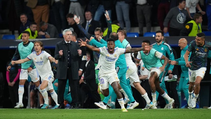 MADRID, SPAIN - MAY 04: Luka Modric, Vinicius Junior and Carlo Ancelotti, Head Coach of Real Madrid celebrate their sides victory and progression to the UEFA Champions League Final after the UEFA Champions League Semi Final Leg Two match between Real Madrid and Manchester City at Estadio Santiago Bernabeu on May 04, 2022 in Madrid, Spain. (Photo by Angel Martinez/Getty Images)