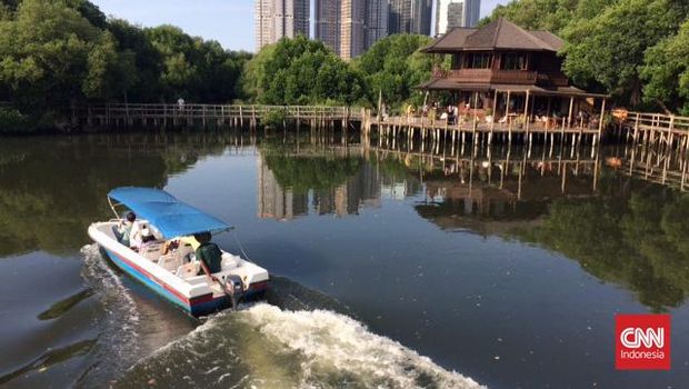 Ribuan Pengunjung Serbu Taman Wisata Alam Angke Kapuk di Libur Lebaran Taman Wisata Alam Angke Kapuk, Jakarta Utara, ramai dikunjungi wisatawan pada libur lebaran, Kamis (5/5). Lokasi ini dikenal sebagai kawasan konservasi alam mangrove yang dimanfaatkan untuk wisata dan rekreasi alam.