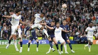 Tandukannya dengan mulus mengirim bola ke dalam gawang Man City. Foto: AP/Bernat Armangue