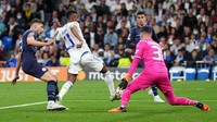 Rodrygo sukses menyerobot bola kiriman Benzema. Foto: Getty Images/Angel Martinez