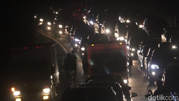Situasi Lalin di Jalur Nagreg Malam Ini, Padat Merayap