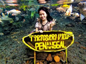 Swafoto dalam Air di Wisata Alam Tirtosari Lumajang
