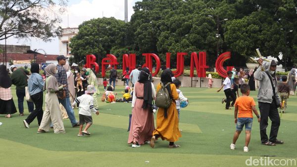 Tolong! Jangan Injak Rumput dan Nyampah Sembarangan di Alun-alun Bandung