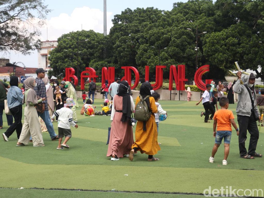 Tolong! Jangan Injak Rumput dan Nyampah Sembarangan di Alun-alun Bandung