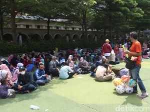 Timbulkan Kerumunan dan Tumpukan Sampah, Alun-alun Bandung Ditutup! Timbulkan Kerumunan dan Tumpukan Sampah, Alun-alun Bandung Ditutup!