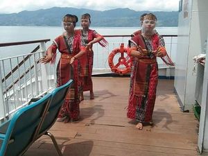 Dolok Sipiak, Hibur Penumpang KM Ihan Batak Dengan Tarian