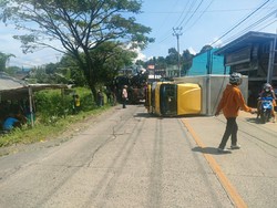 Ngeri! Truk Vs Minibus di Sukabumi, Satu Orang Luka
