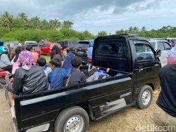 Lucu tapi Bahaya, Mobil Bak Ini Bawa 15 Orang dengan Mengenakan Helm
