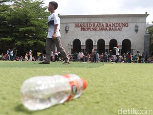 Awas! Jangan Sembarangan Injak Rumput Sintetis Alun-alun Bandung