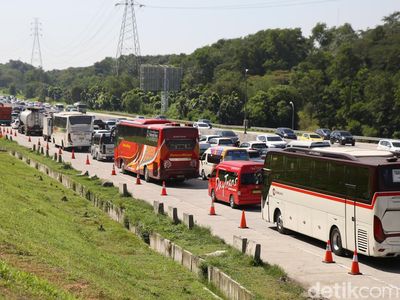 Ada Contraflow, Tol Japek Arah Cikampek Macet