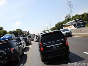 H+4 Lebaran, Situasi Tol Japek Menuju Jakarta Ramai Lancar