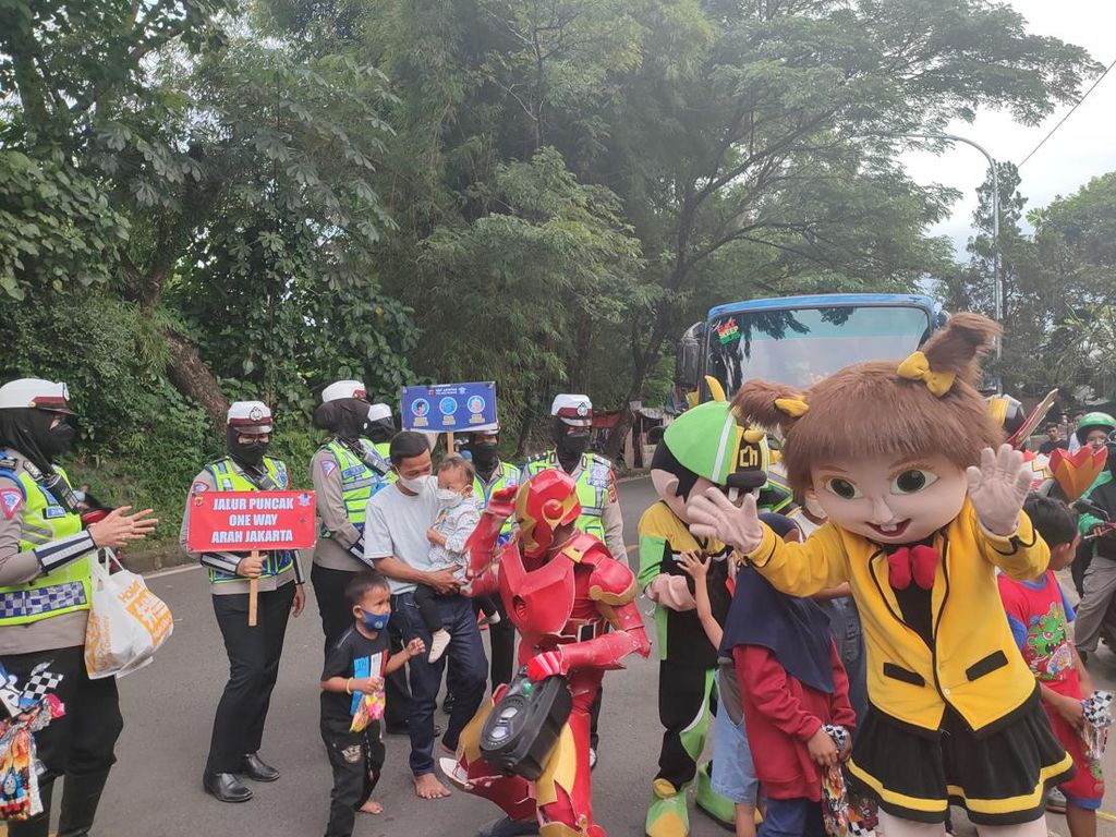 Aksi Iron Man-BoBoiBoy Hibur Pengendara Menunggu One Way di Puncak Selesai