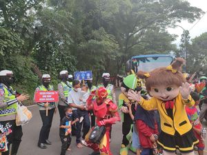 Aksi Iron Man-BoBoiBoy Hibur Pengendara Menunggu One Way di Puncak Selesai Aksi Iron Man-BoBoiBoy Hibur Pengendara Menunggu One Way di Puncak Selesai