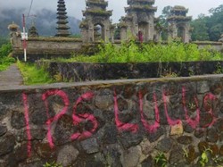 Bikin Marah! Ada Corat-coret di Area Suci Pura Gubug Danau Tamblingan
