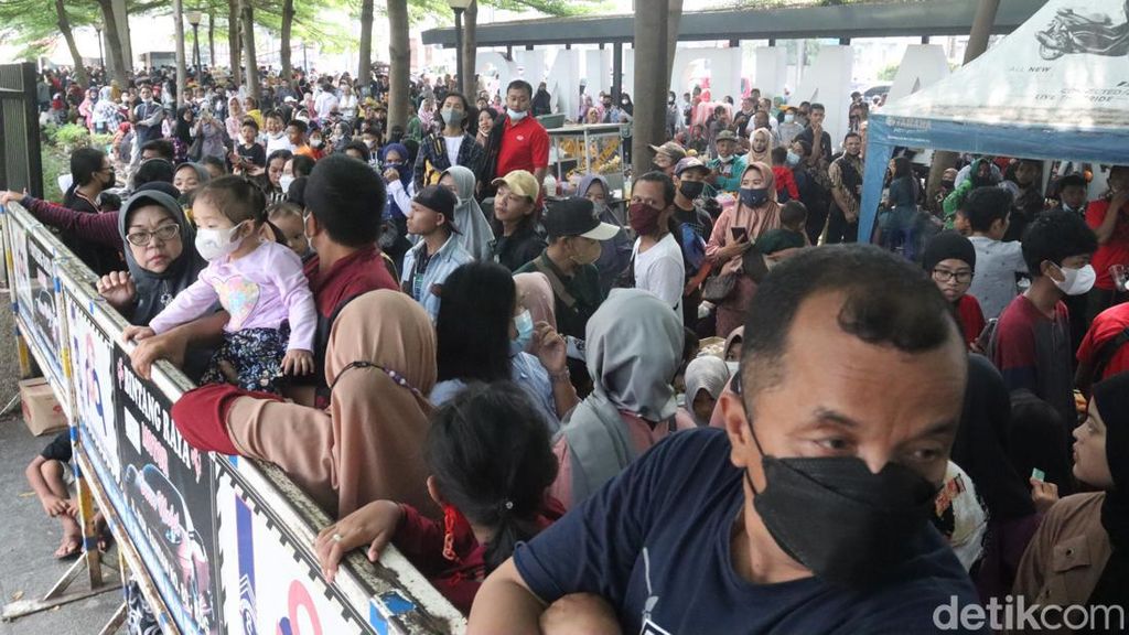 Alun-alun Bandung Ditutup, Pengunjung Tumpah Ruah di Luar Kawasan