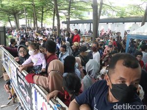 Alun-alun Bandung Ditutup, Pengunjung Tumpah Ruah di Luar Kawasan