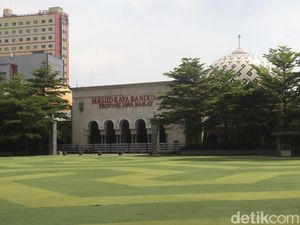 Pemkot Masih Tutup Akses ke Alun-alun Bandung! Pemkot Masih Tutup Akses ke Alun-alun Bandung!