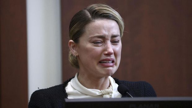 Amber Heard Kembali Luapkan Emosi di Depan Johnny Depp Actor Amber Heard reacts on the stand in the courtroom at Fairfax County Circuit Court during a defamation case against her by ex-husband, actor Johnny Depp, in Fairfax, Virginia, U.S., May 5, 2022. Jim Lo Scalzo/Pool via REUTERS