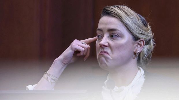 Amber Heard Kembali Luapkan Emosi di Depan Johnny Depp Actress Amber Heard testifies in the courtroom at the Fairfax County Circuit Court in Fairfax, Va., Thursday, May 5, 2022. Actor Johnny Depp sued his ex-wife actor Amber Heard for libel in Fairfax County Circuit Court after she wrote an op-ed piece in The Washington Post in 2018 referring to herself as a