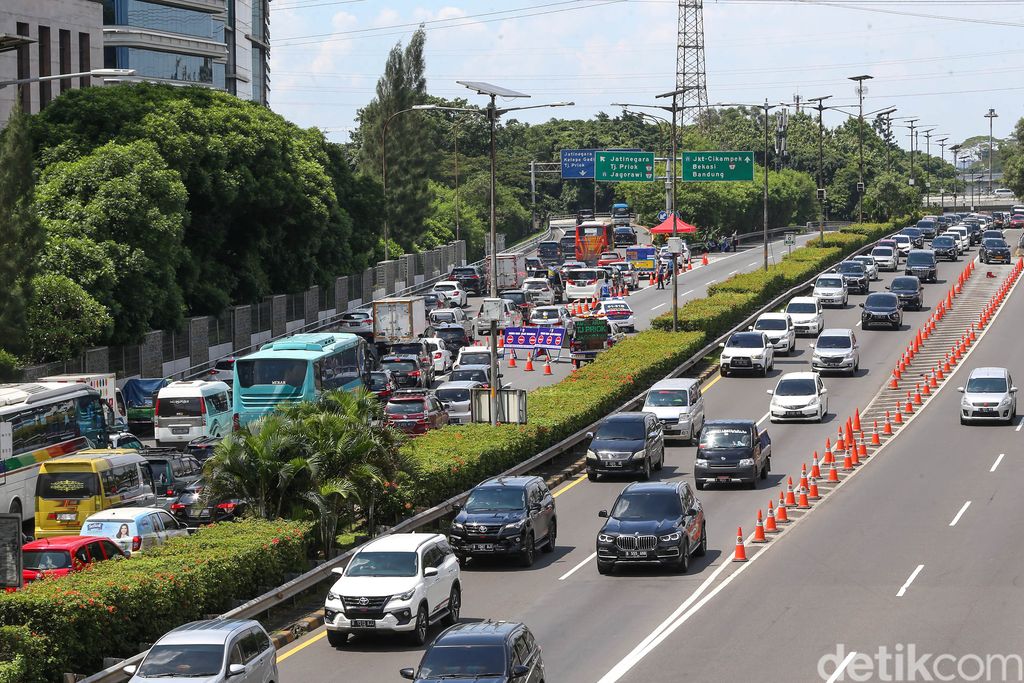 Petugas Kepolisian mengatur lalu lintas penutupan jalan tol dalam kota di Km 0 arah Cikampek, Jakarta, Jumat (6/5/2022).